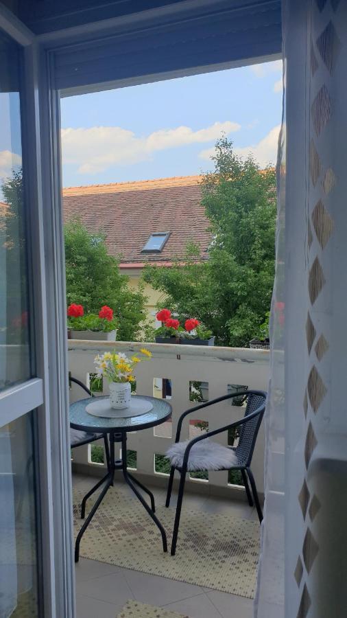 Anna Gyoengye Apartman Debrecen Exterior foto